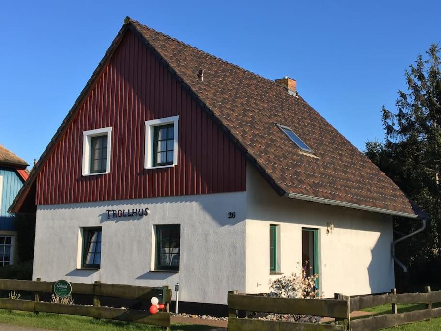 Trollhus - Grosses Familienfreundliches Ferienhaus Борн Екстериор снимка
